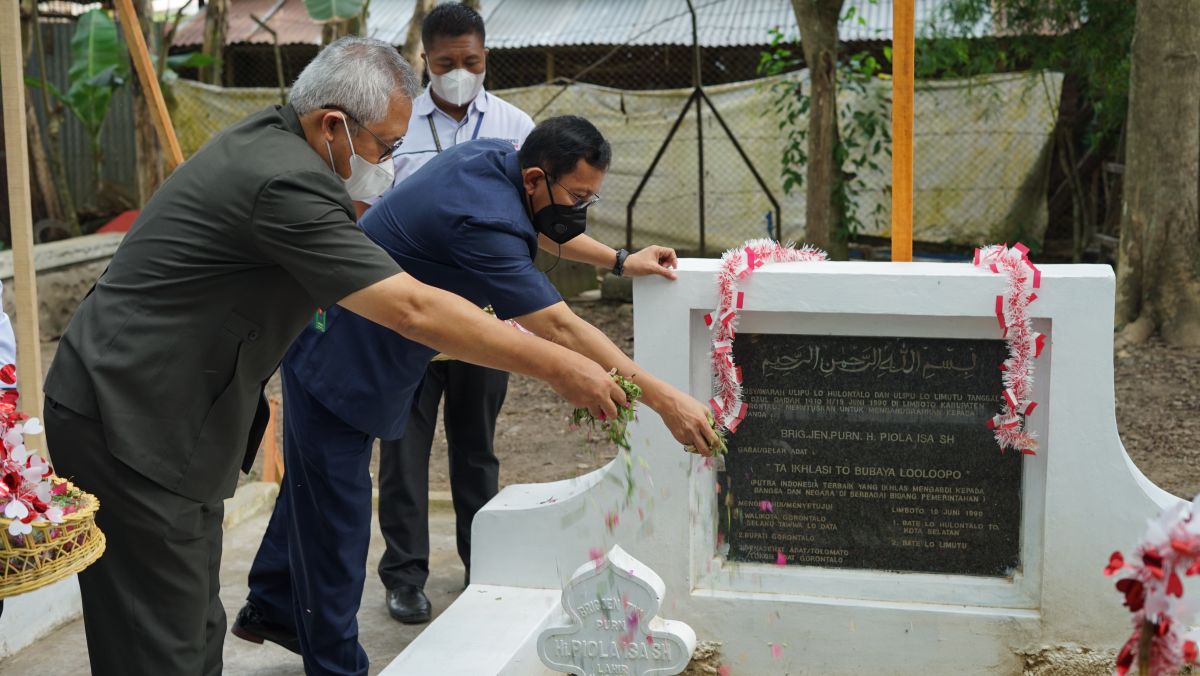 ZIARAH TABUR BUNGA 3 LINGKUNGAN PERADILAN GORONTALO DI MAKAM BRIGJEN PIOLA ISA DALAM RANGKA MEMPERINGATI HARI PATRIOTIK