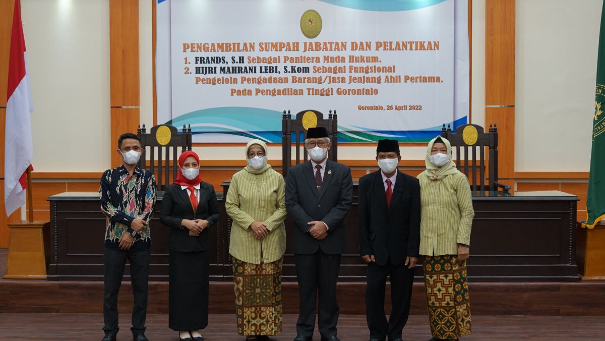 Pengambilan Sumpah Jabatan dan Pelantikan Panitera Muda Hukum dan Fungsional Pengelola Pengadaan Barang/Jasa Ahli Pertama pada Pengadilan Tinggi Gorontalo.