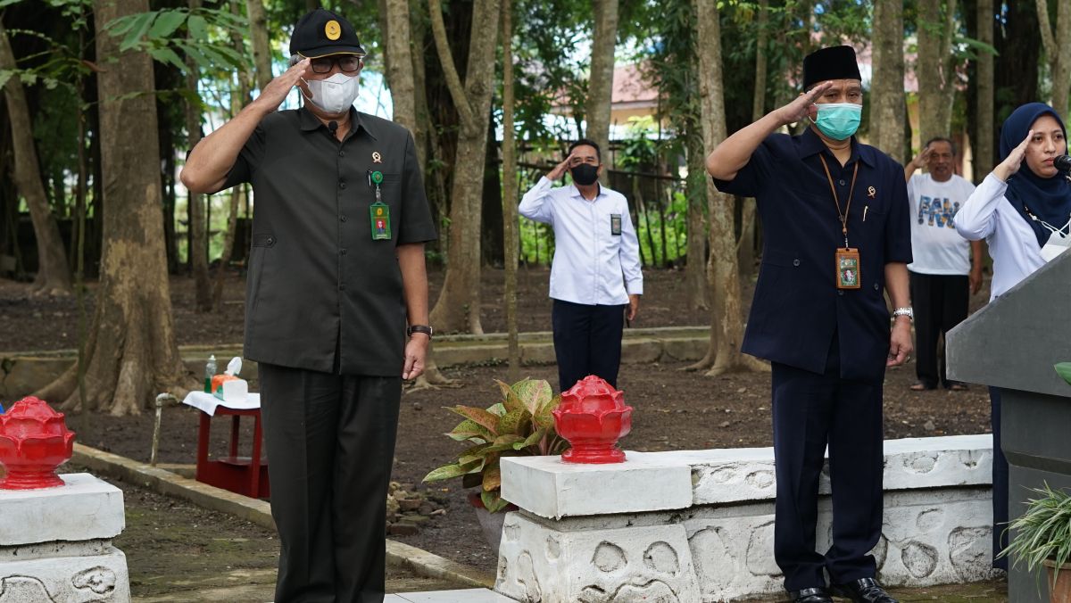 Pengadilan Tinggi Gorontalo Bersama Tiga Lingkungan Peradilan Melaksanakan Upacara Ziarah Tabur Bunga di makam Alm. Brigjend TNI (Purn) Piola Isa, SH