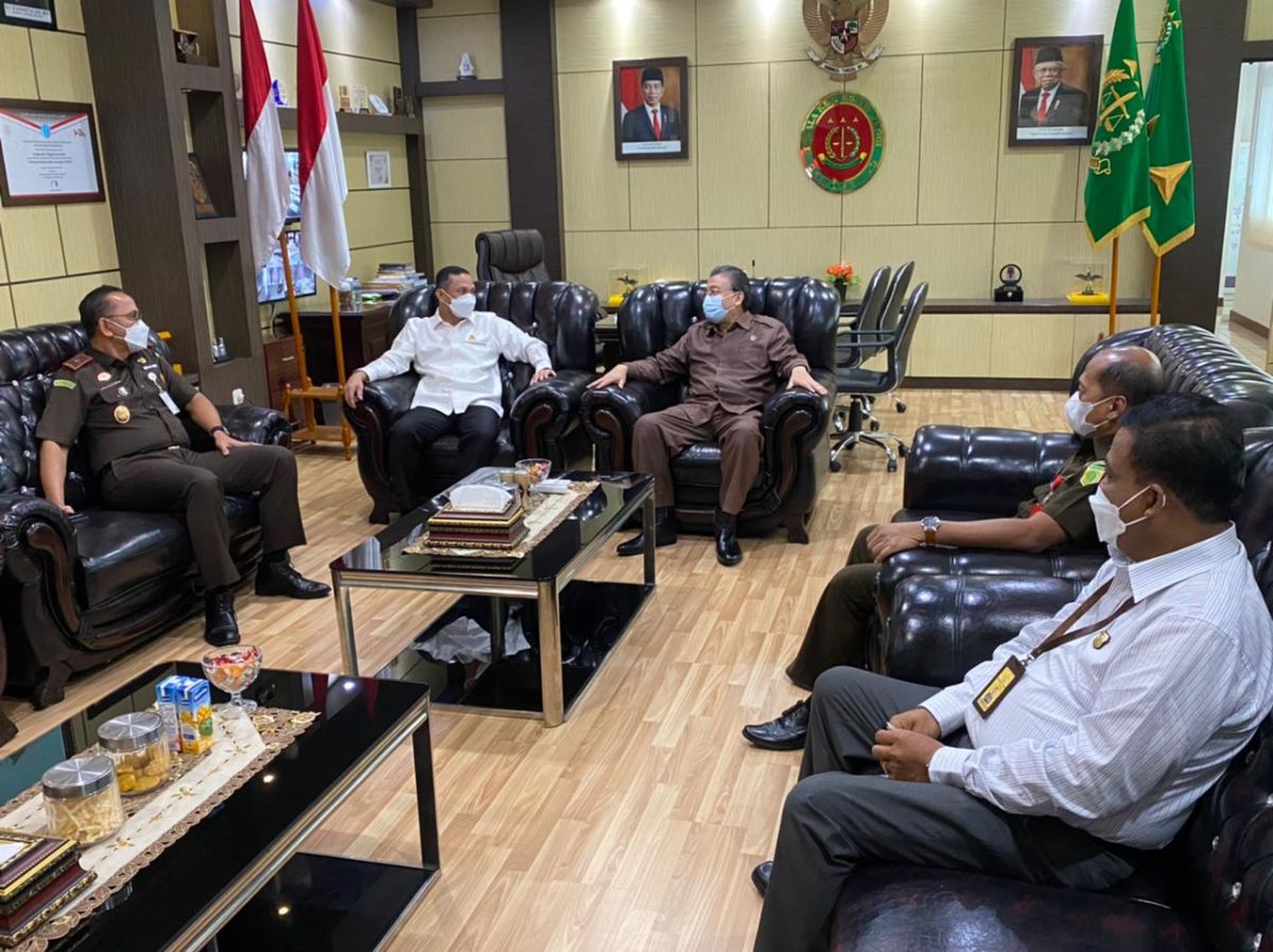 Kunjungan Silaturahmi Ketua Pengadilan Tinggi Gorontalo kepada Kepala Kejaksaan Tinggi Gorontalo