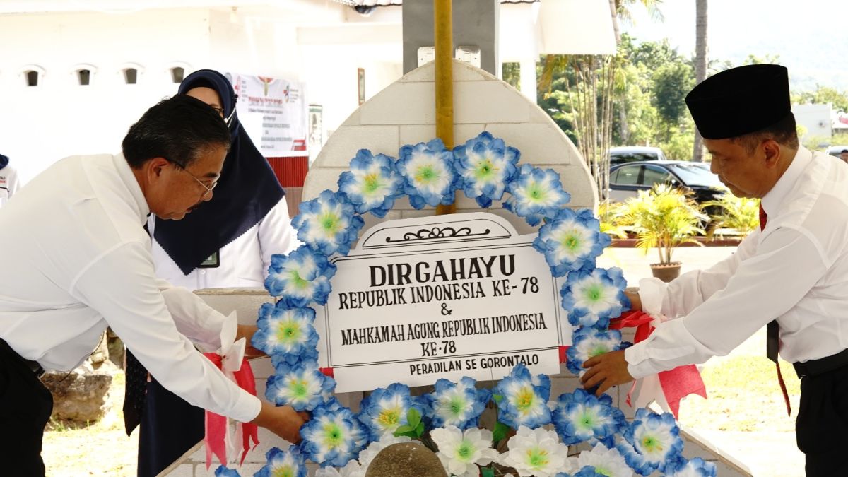 Ziarah dan Tabur Bunga di Makam Pahlawan Nasional H. Nani Wartabone
