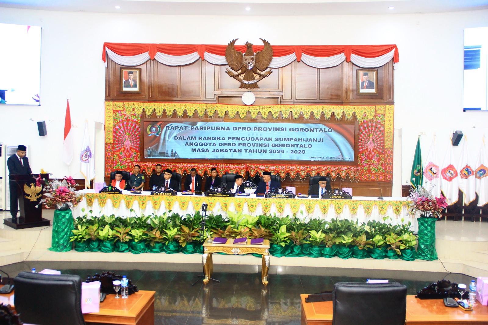 Wakil Ketua Pengadilan Tinggi Gorontalo Melantik dan Mengambil Sumpah Jabatan Anggota DPRD Provinsi Gorontalo Masa Jabatan 2024 – 2029